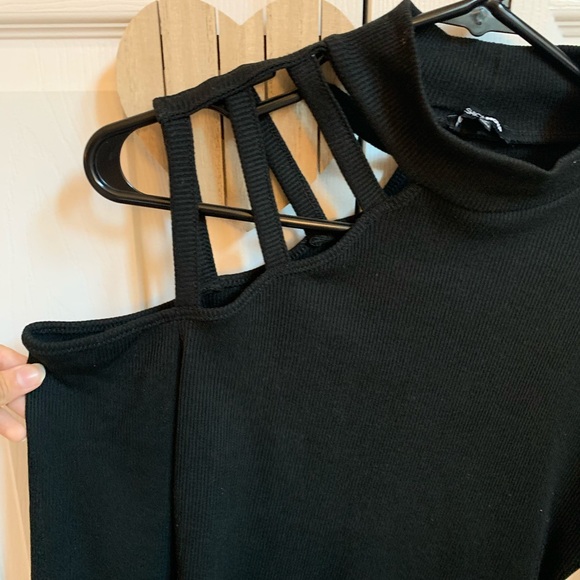 Cold shoulder turtleneck, quite thick material - Picture 2 of 3